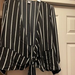 Lightweight top with tie